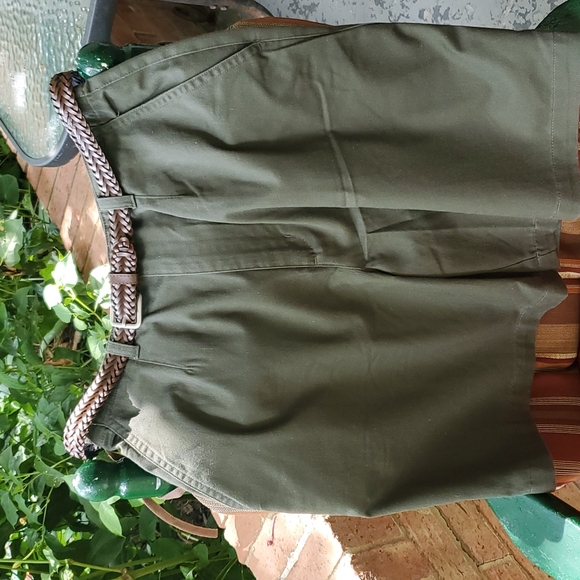 5/$25 - 2 pair belted shorts, size 6. - Picture 14 of 14